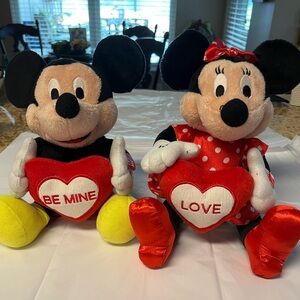 Disney Musical Valentine Mickey and Minnie!  Both Plays Sugar Pie Honey Bunch.